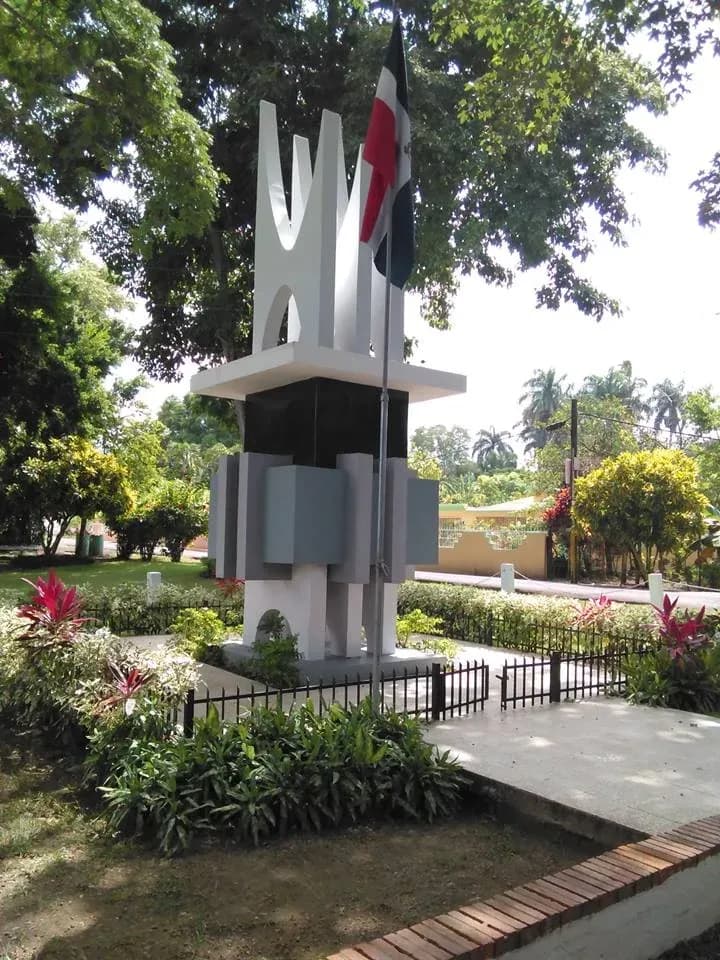 Monumento Hermanas Mirabal en Ojo de Agua