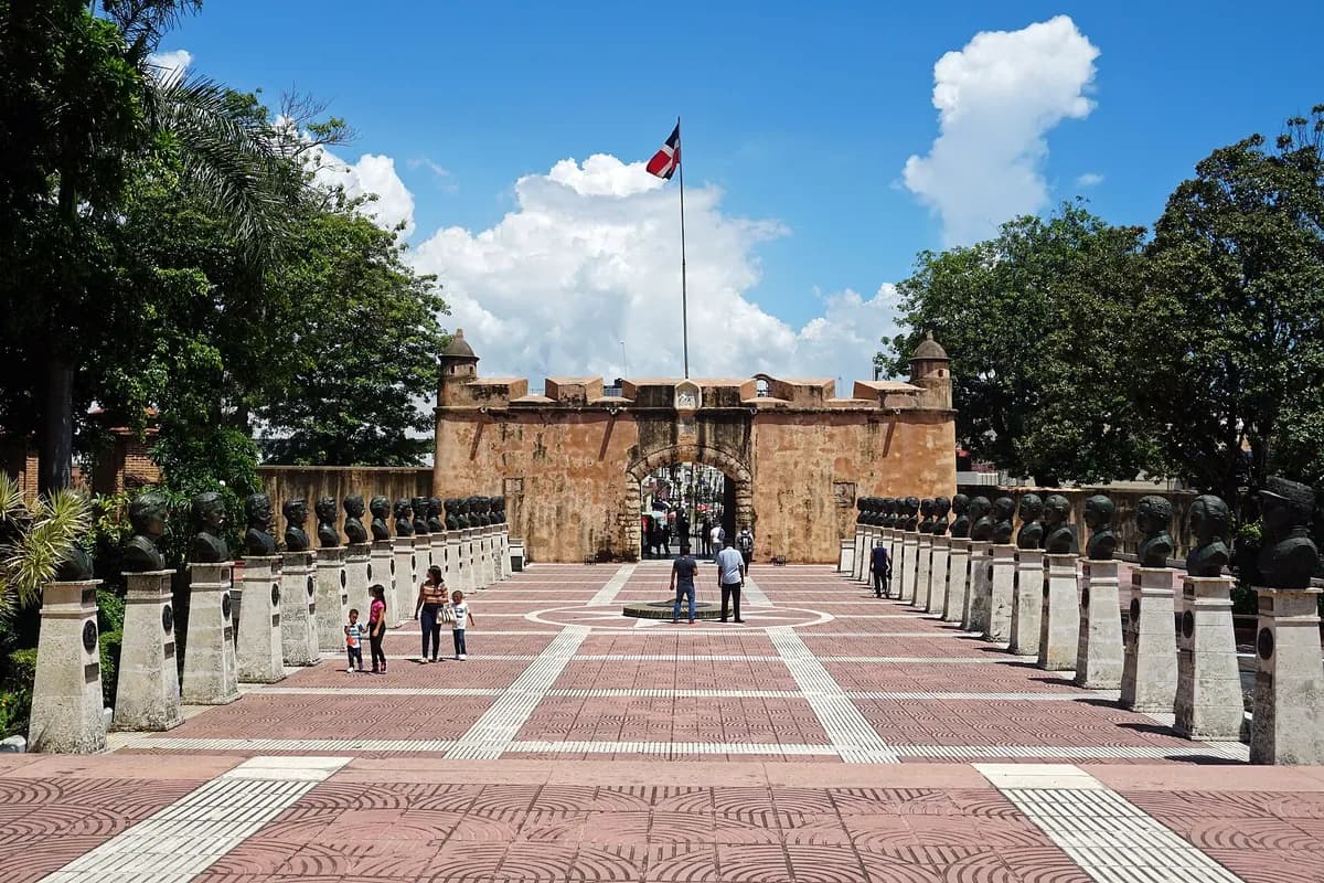 Parque Independencia y Puerta del Conde